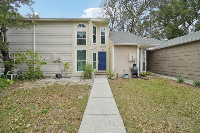 view of front of house featuring a front lawn