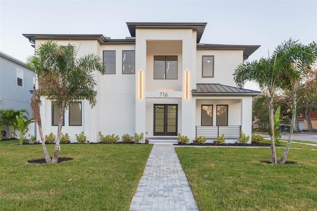 view of front of property featuring a front lawn