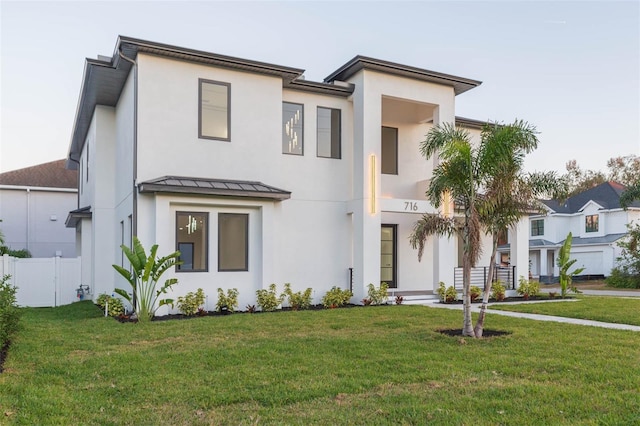 view of front of home featuring a front yard