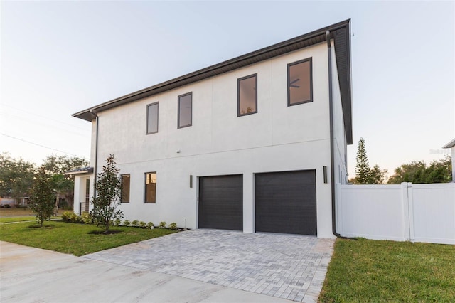 view of front of property featuring a front lawn and a garage