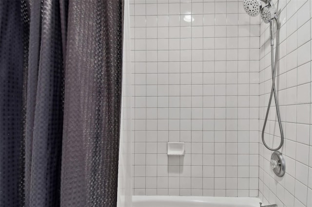 bathroom featuring a tile shower