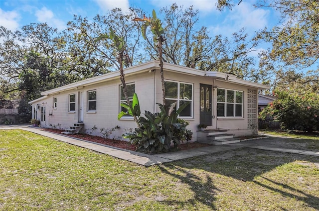 single story home featuring a front yard