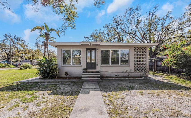 bungalow-style house featuring a front lawn