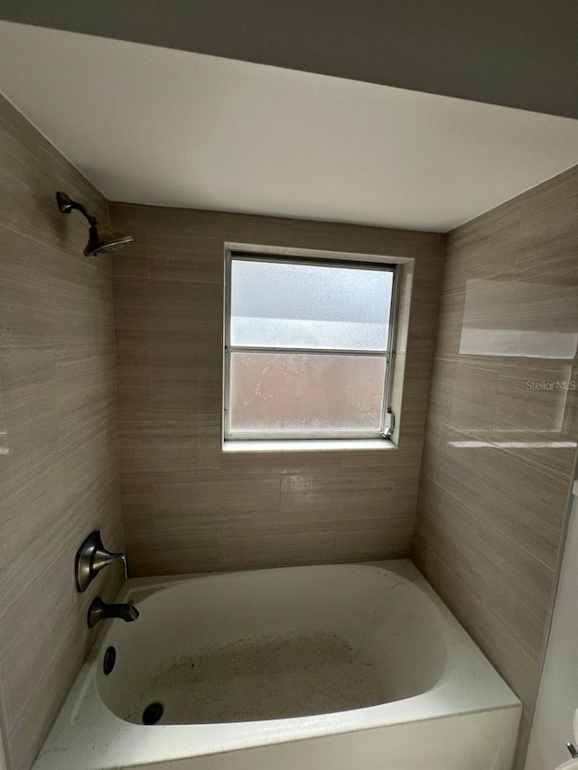 bathroom featuring tiled shower / bath combo