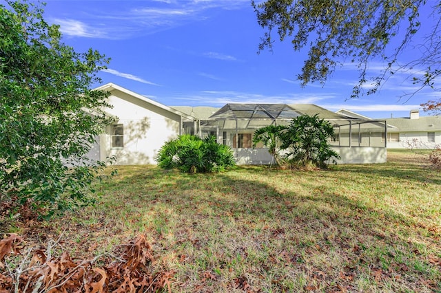 view of yard with a lanai