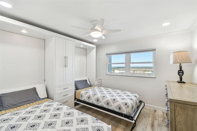 bedroom with light wood finished floors, baseboards, a ceiling fan, ornamental molding, and recessed lighting