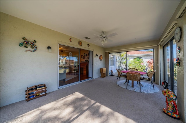 sunroom with ceiling fan