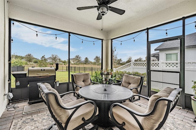 sunroom with ceiling fan