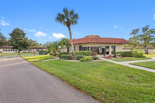 view of front of home featuring a front lawn