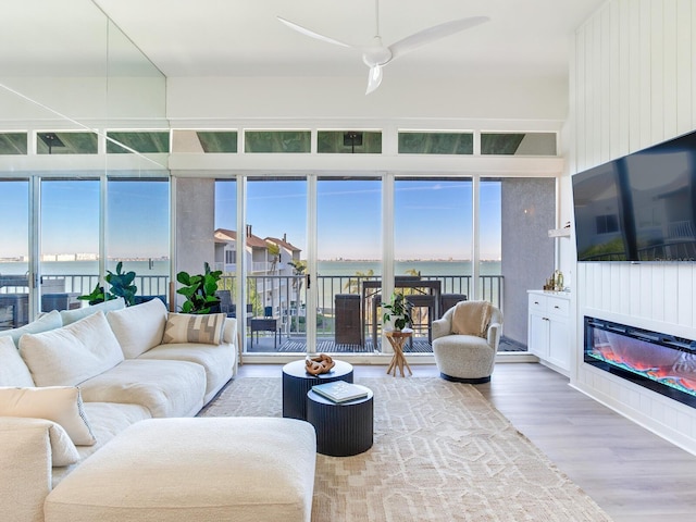 sunroom featuring ceiling fan