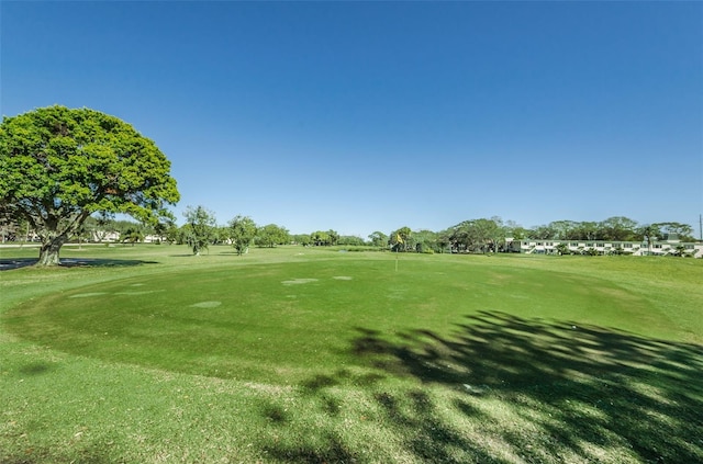 view of property's community featuring a lawn