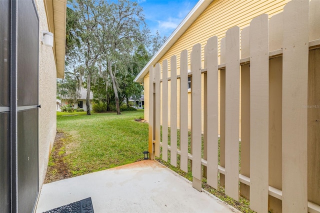 view of yard featuring a patio