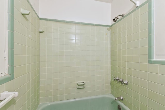 bathroom with tiled shower / bath combo