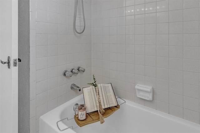 bathroom with tiled shower / bath combo