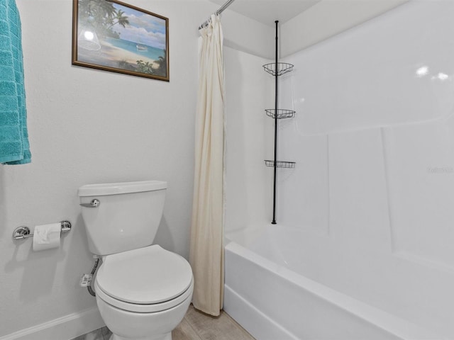 full bath featuring toilet, shower / bathtub combination with curtain, baseboards, and wood finished floors