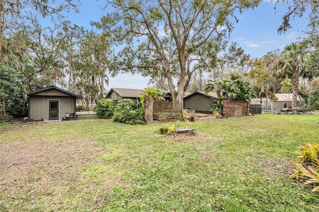 view of yard featuring an outdoor structure