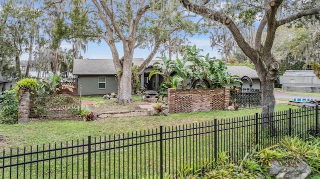 view of front of home featuring a front yard