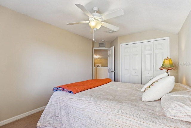 bedroom with ceiling fan, a closet, carpet floors, and washer / dryer