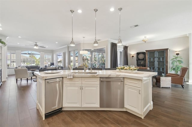 kitchen with sink, decorative light fixtures, a center island with sink, dark hardwood / wood-style floors, and ceiling fan