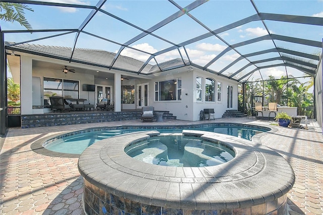 view of swimming pool featuring a patio area, outdoor dining space, a pool with connected hot tub, and a ceiling fan