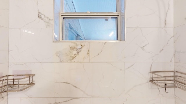 room details featuring a tile shower