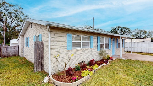 view of front facade featuring a front yard