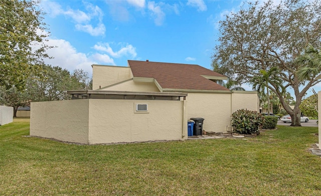 view of side of property featuring a lawn