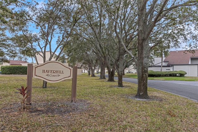 community / neighborhood sign featuring a lawn