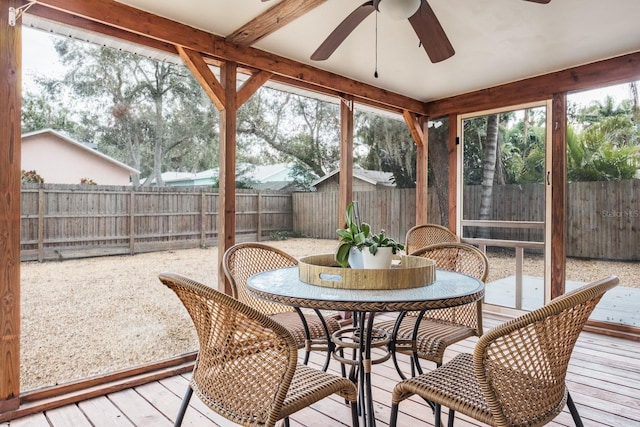 sunroom with ceiling fan