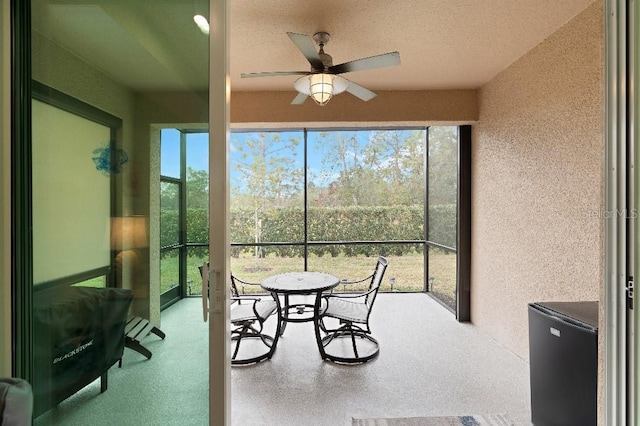 sunroom with ceiling fan