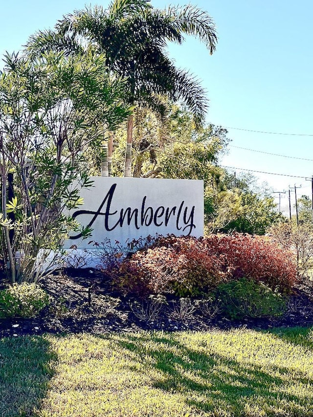 community sign with a lawn