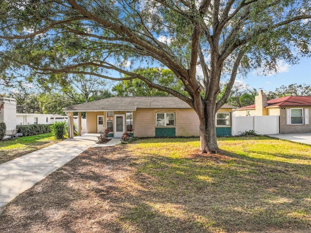 ranch-style home featuring a front lawn