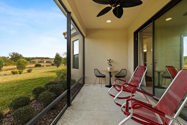 sunroom with ceiling fan