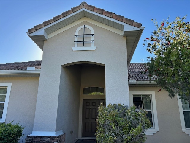 property entrance with stucco siding