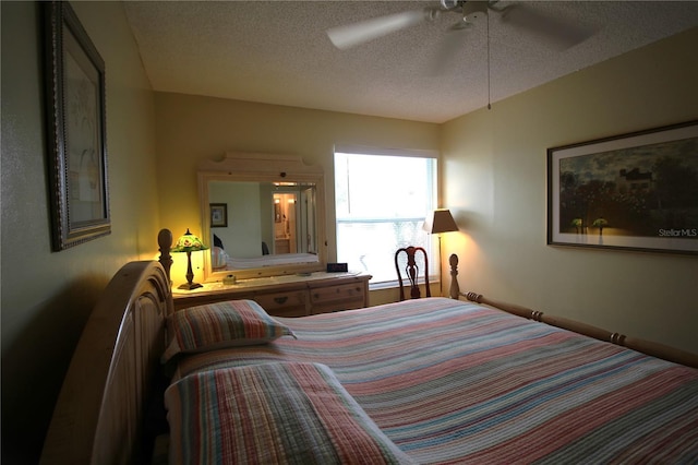 bedroom featuring ceiling fan and a textured ceiling