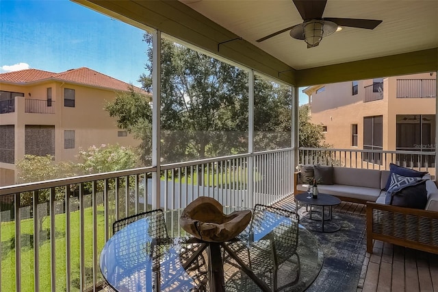 sunroom with ceiling fan