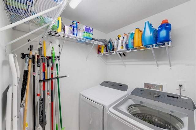 washroom featuring washing machine and clothes dryer