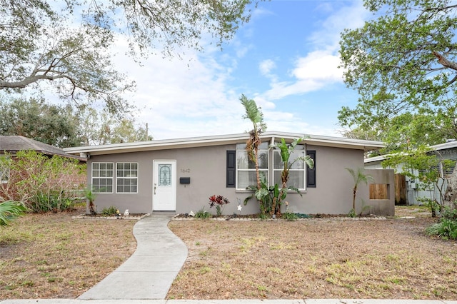 single story home with a front lawn