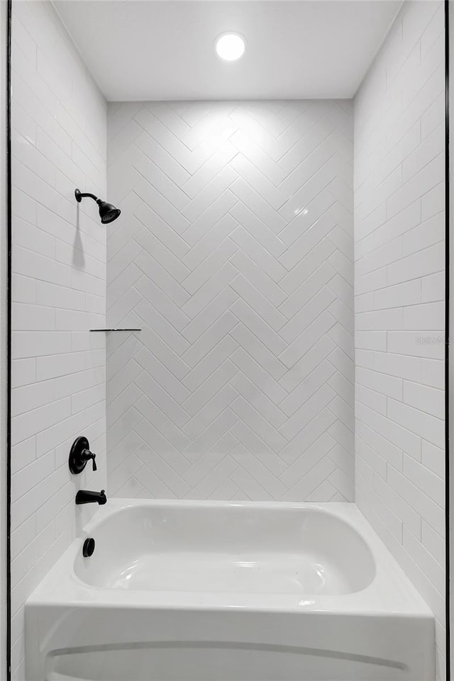 bathroom with tiled shower / bath