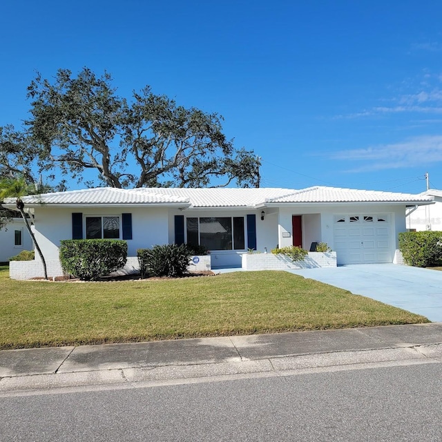 ranch-style house featuring a front lawn and a garage