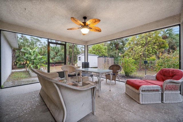 sunroom with ceiling fan