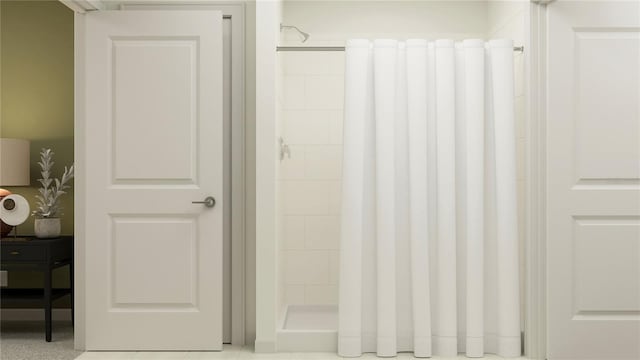 bathroom featuring tiled shower