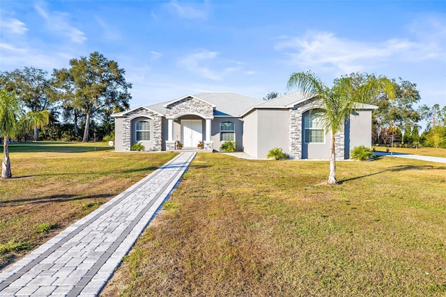 view of front of property featuring a front lawn