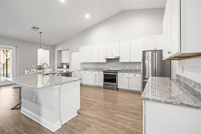 kitchen with white cabinetry, an island with sink, stainless steel appliances, decorative light fixtures, and sink