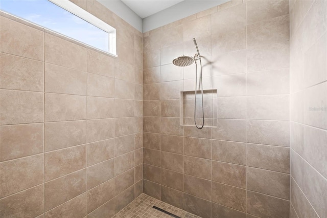 bathroom featuring a tile shower