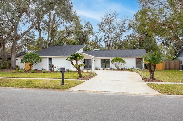 single story home with a front lawn