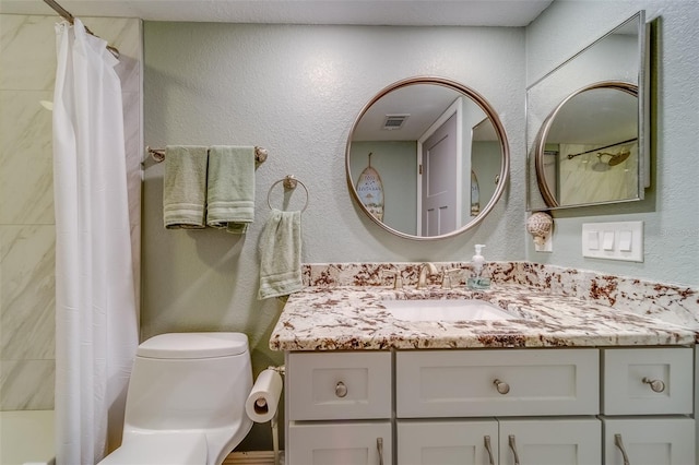 full bathroom with shower / bath combo with shower curtain, vanity, and toilet