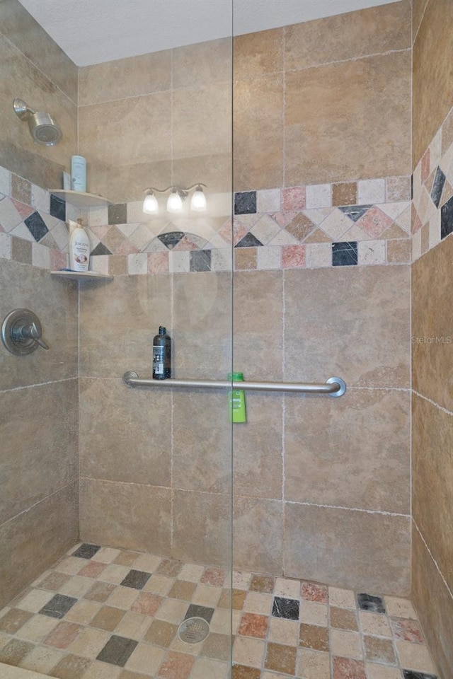 bathroom featuring a tile shower