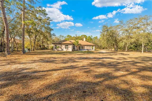 view of front of property featuring a front yard