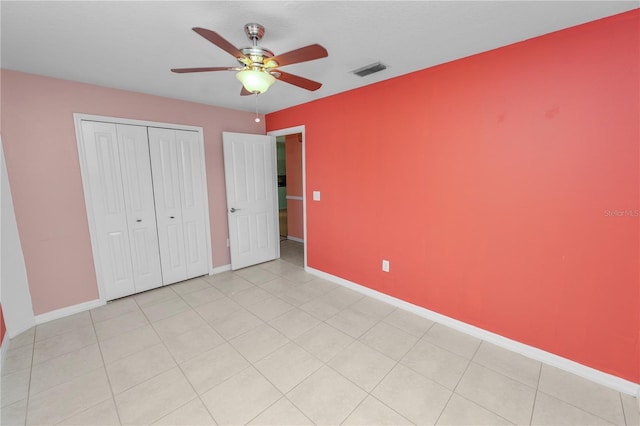 unfurnished bedroom with ceiling fan and a closet